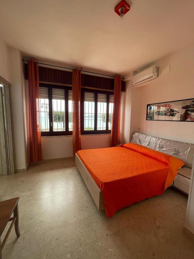 קרוטונה La Finestra Sul Mare B&B מראה חיצוני תמונה